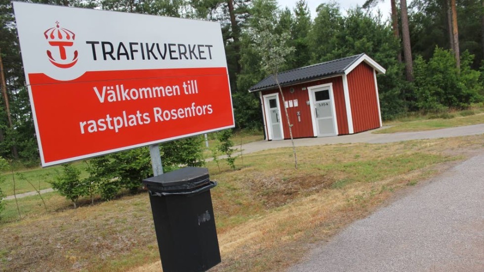 Rastplatsen i Rosenfors är en av åtta välbesökta rastplatser i länet där nya skyltar kommer att sättas upp, på vilka man varnar för att slänga matrester i naturen. Allt för att minimera risken att afrikansk svinpest sprids till Sverige.