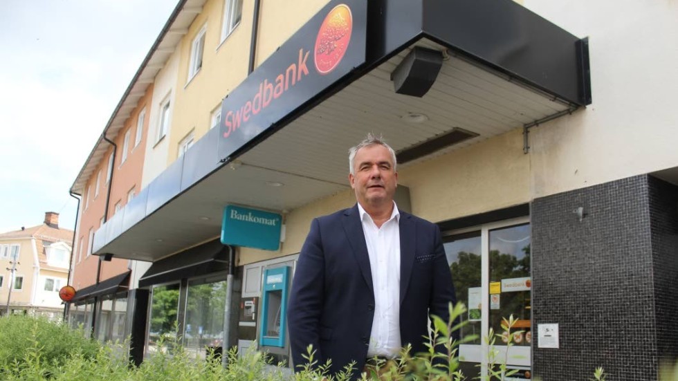 Lågt kundflöde förra sommaren är anledningen till att Swedbank beslutat hålla kontoret i Hultsfred stängt fyra veckor i sommar. "Sedan återgår vi till ordinaie öppettider", uppger kontorschef Ulf Månsson.