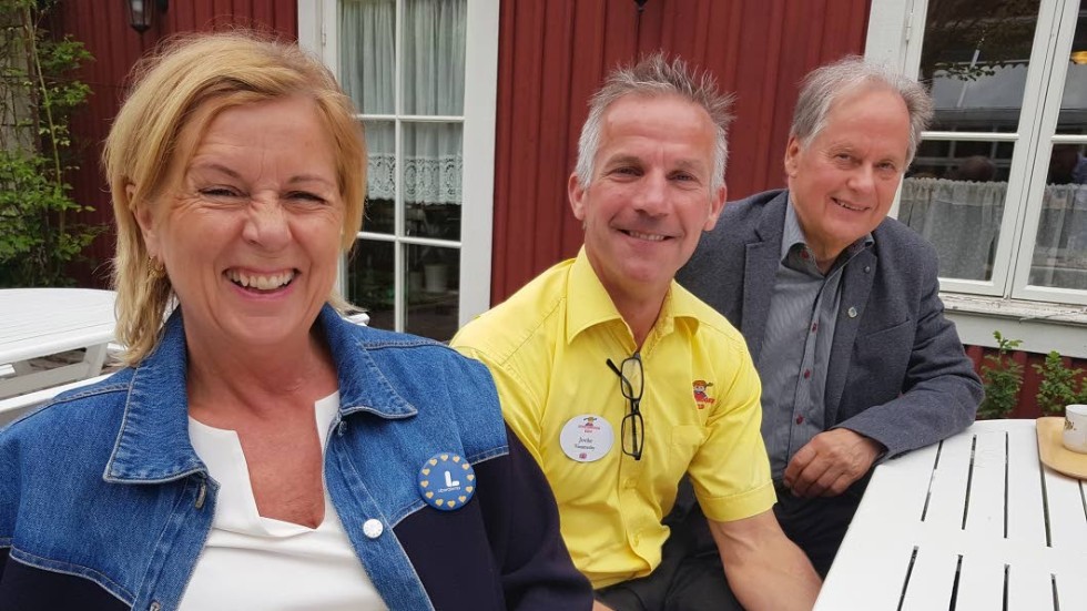 Liberalernas partisekreterare Maria Arnholm, Astrid Lindgrens Världs vd Jocke Johansson och Bertil Forss från Liberalerna i Vimmerby i samspråk på ALV.