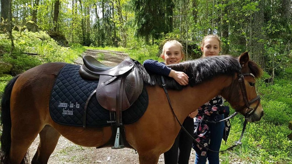 Att rida på ponnyn Saga, med hjälp av Elsa Nilsson och Noemi Barraco, visade sig väldigt uppskattat.