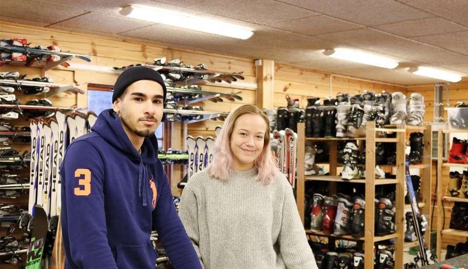 Två med skidkoll, Abbas Almaliki och Julia Leijonkraft var med och skötte skiduthyrningen. Foto: Erica Månsson