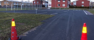 Platen svartbyggde parkeringsplats