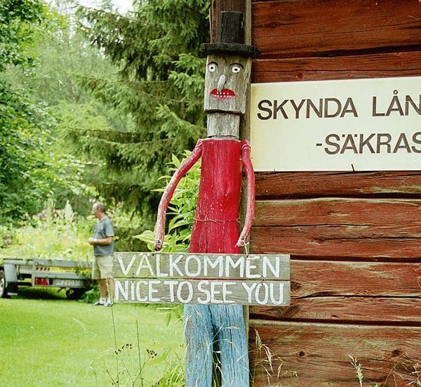 En trägubbe hälsar besökare välkomna till Husnäs Naturträdgård i Mariannelund för sjunde året i rad.