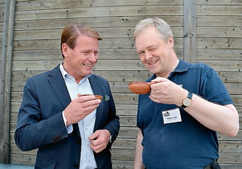 Kommunalråd Harald Hjalmarsson och Olof Nimhed på Västerviks museum smakar var sin kopp "ölsupa".