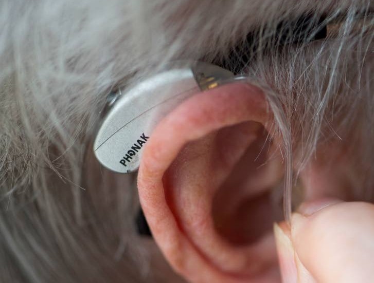 Många hörselskadade har nytta av teleslingor som finns i vissa offentliga lokaler. Sådana borde det finnas fler av, menar skribenten.