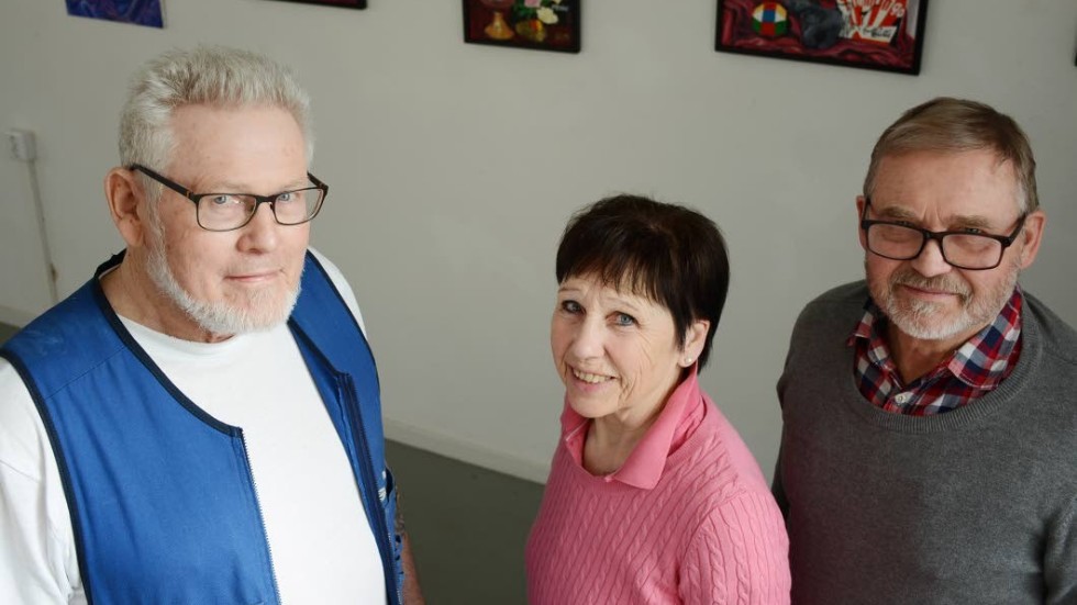 En trio i Seniorgruppen som jobbar med utställningen. Fr.v Stig-Erik Eriksson, Ingegerd Holmberg och Allan Karlsson, som alla också ställer ut målningar på utställningen.