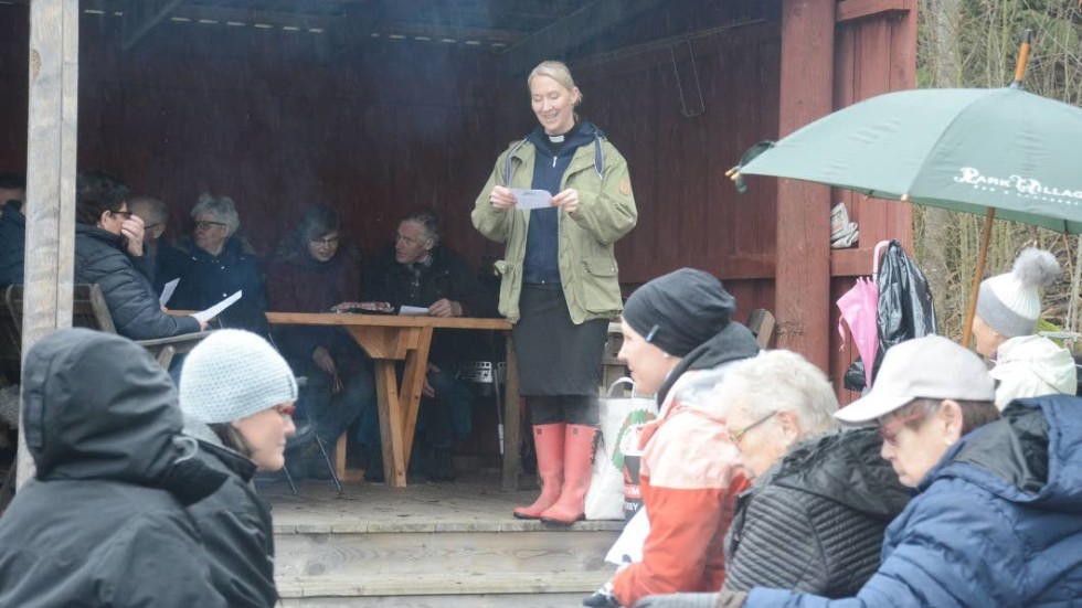 Kyrkoherde Anita Waernqvist predikade i röda gummistövlar under friluftsgudstjänsten vid Jutterns strand utanför Flaka.