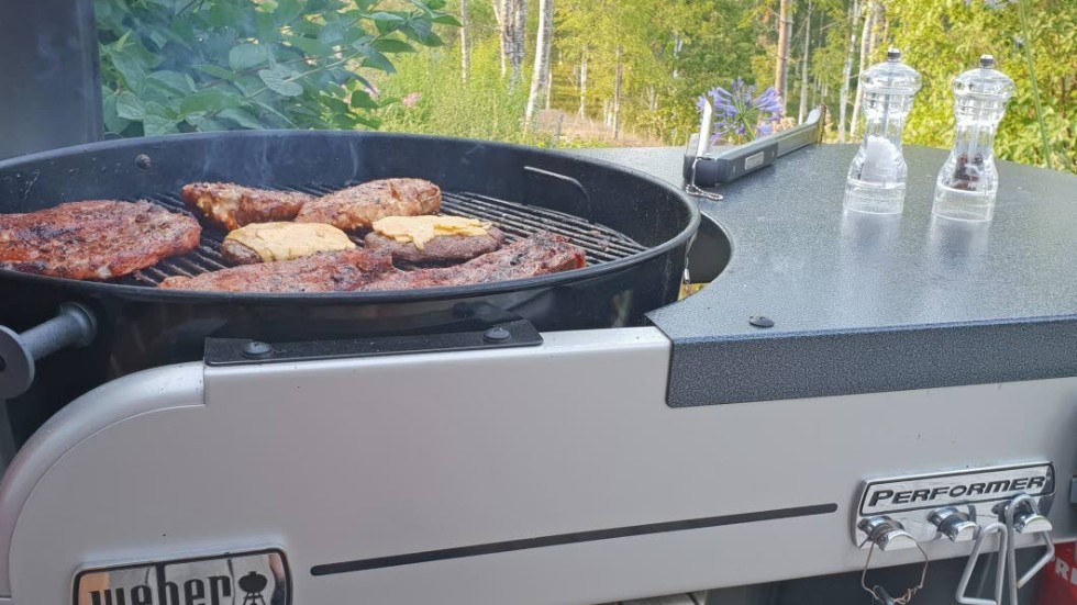 Att grilla är något som hör sommaren till, dock råder nu totalt grillförbud i Östergötland. Även för elgrillar.