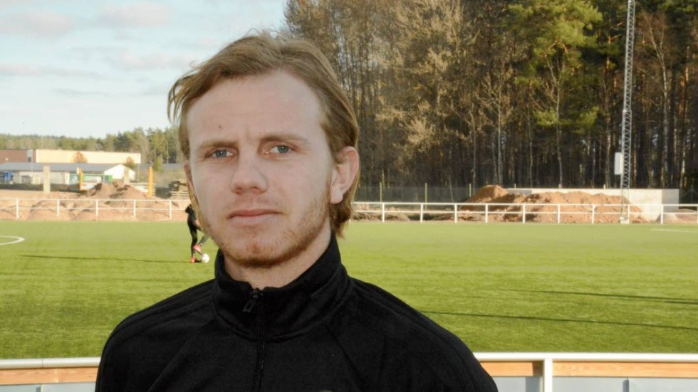 Sebasthian Svensson har bestämt sig för att fortsätta sin spelarkarriär i Hultsfreds FK.