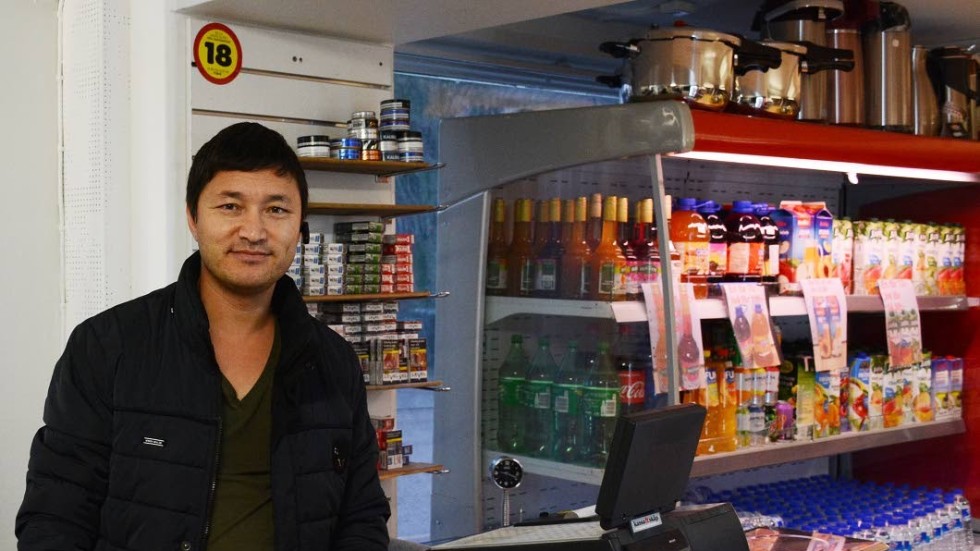 Dadkhoda Lindström kom till Sverige från Afghanistan för 15 år sedan. Nu satsar han på en ny butik i Vimmerby.