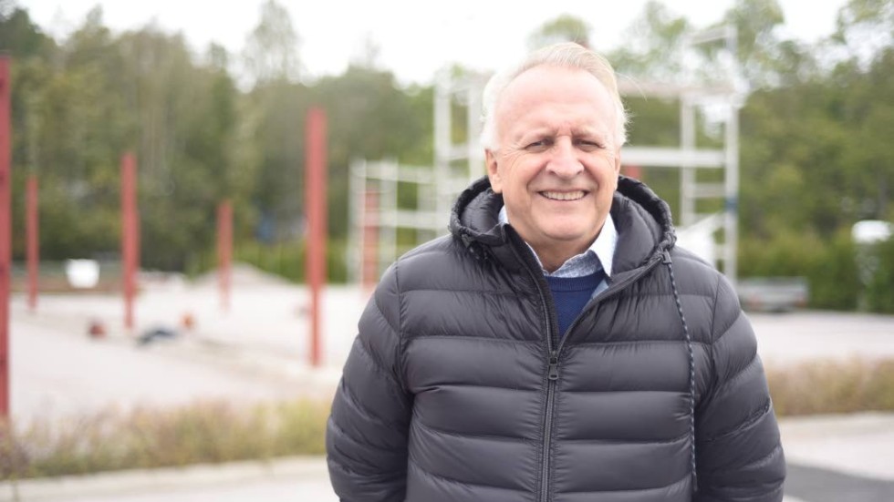 Micael Glennfalk har påbörjat bygget av tio laddstationer vid Björkbacken. En investering för miljön på runt en miljon kronor.