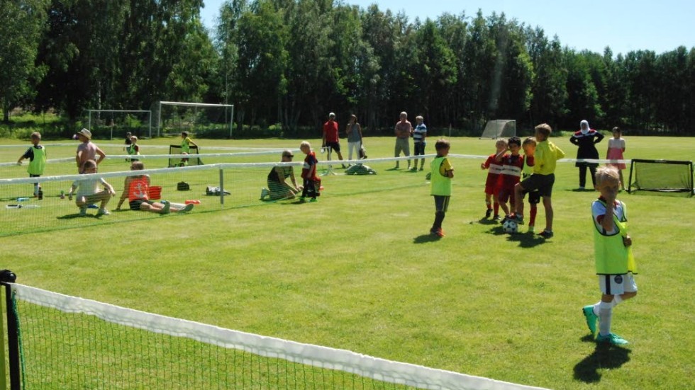 Fotbollens dag i Målilla inleddes med att Lek och lär-grupperna fick spela i de inlånade fotbollshagarna.