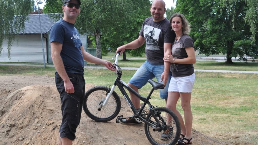 Joakim Karlsson, initiativtagare till Gullringens nya cykelbana, tillsammans med Johan och Camilla Tildemyr som skänkte en cykel vid invigningen.