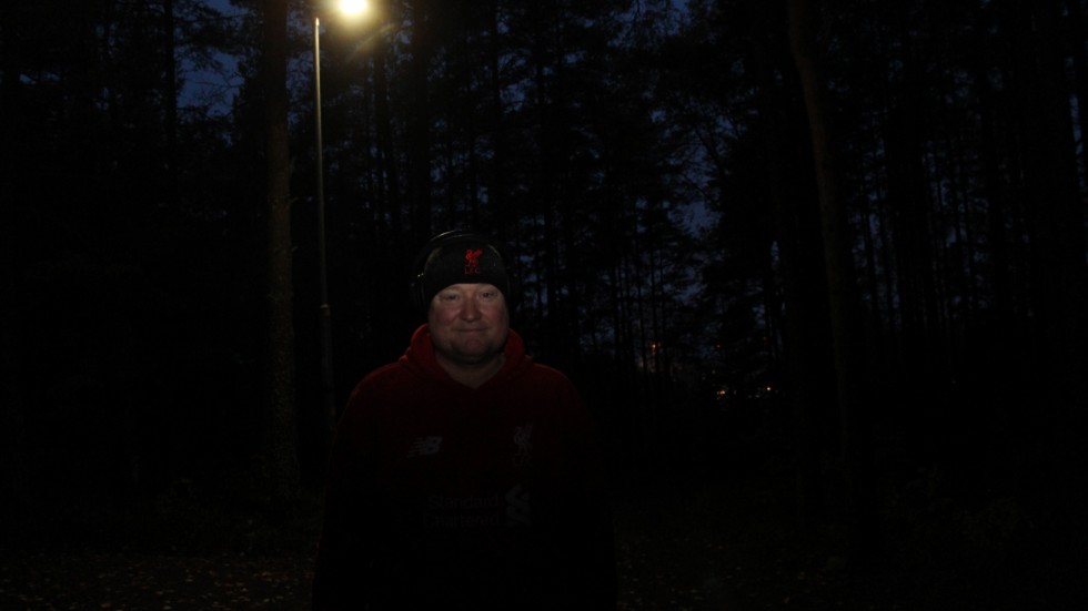 Per Nyman är förbannad på den dåliga belysningen i Vrinneviskogen och vill att kommunen fixar lamporna så att motionärerna kan känna sig trygga.
