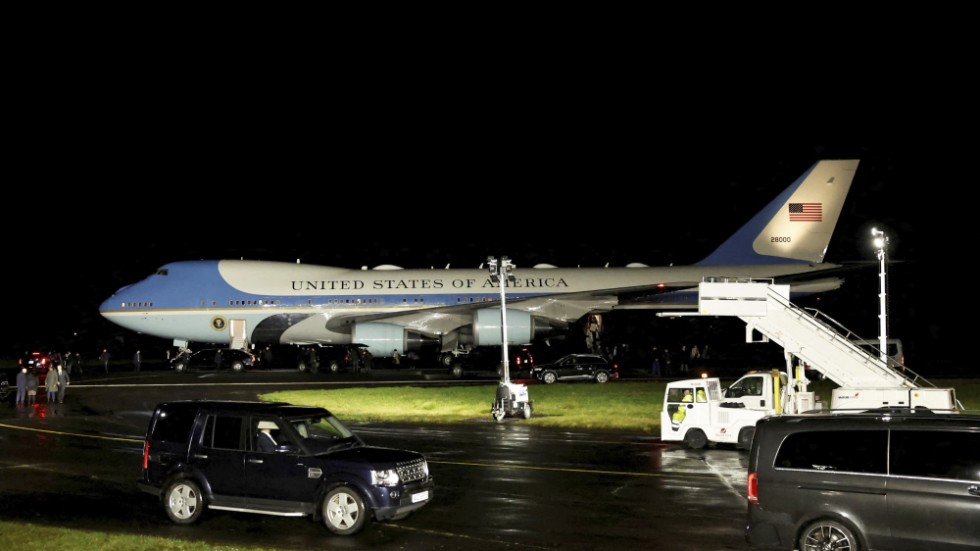 Presidentplanet Air Force One i Belfast på tisdagskvällen.