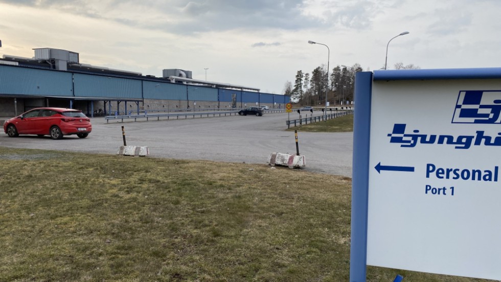 Parkeringen vid Ljunghäll brukar vara knökfull med bilar. När fabriken stannade skickades personalen hem och då blev det ganska öde.