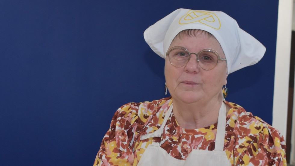 Den kokta kringlan må ha gamla anor, men den är fortfarande aktuell. Det tycker Els-Mari Heelge som är en av flera bakglada damer i Brantestad som håller traditionen levande. 