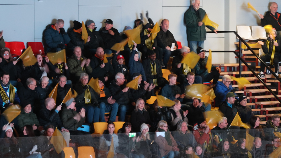 Vimmerby Hockey togs emot med ett flaggtifo inför matchen mot Kristianstad.