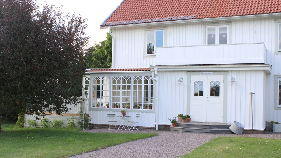 Sekelskiftesvillan Solhaga på Rävbacksgatan i Vimmerby. Huset har genomgått stora förändringar genom åren men Bonnie och Andreas Horste har hela tiden haft huset som en inspriation i sig och velat skapa en tidstypisk röd tråd som är genomgående för hela huset.