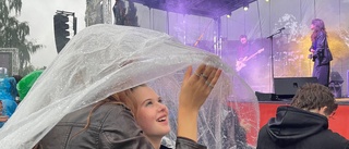 Regn, regn och åter regn – men trogen publik trotsade vädret