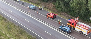 E22 stängdes efter olycka – hade kört in i mitträcket