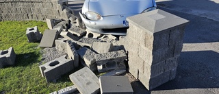 Kollision i korsning – bil fortsatte in i mur