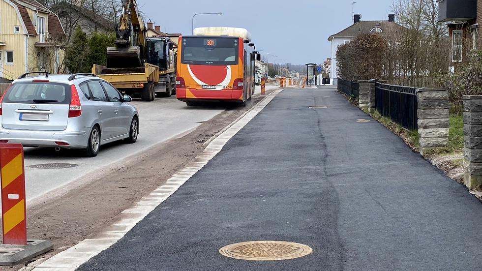 Gång- och cykelbanan från Verkstadstorget och fram till korsningen, Charlottenborgsvägen, har fått ny asfalt.