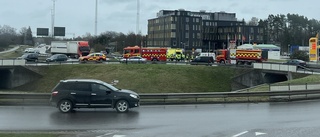 Civil polisbil inblandad i kollision i rondell i Linköping