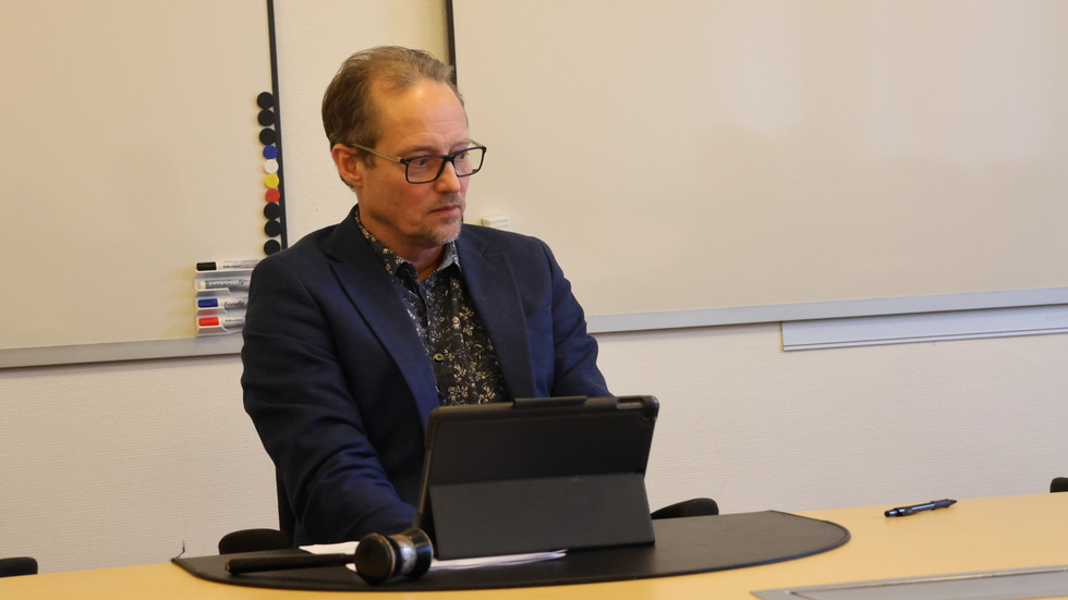 Peter Karlsson (C) efterfrågar mer medel till barn- och utbildningsnämnden.