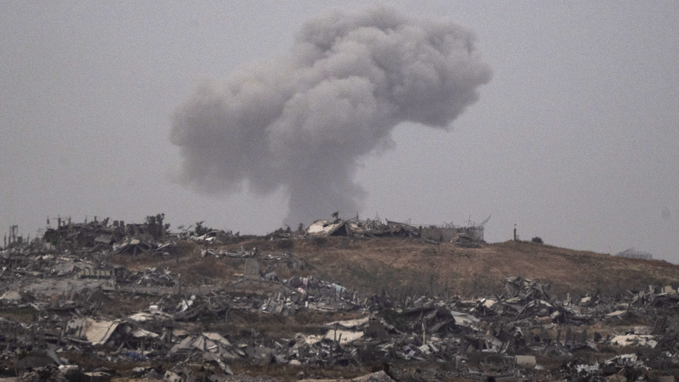 Rök stiger mot himlen efter en explosion i Gaza.