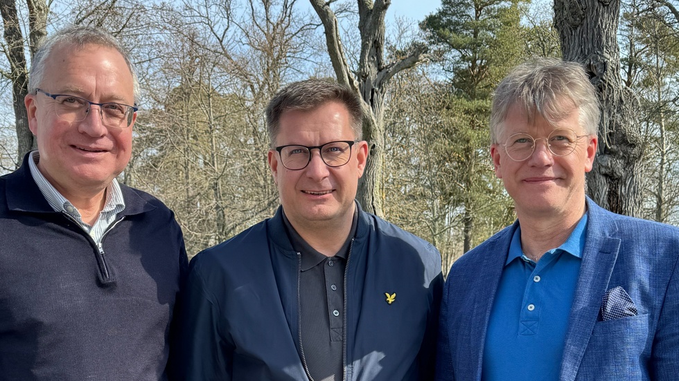 Nicklas Johansson, i mitten, säljer sitt bolag Redanova till Kontorsspecial som expanderar till ännu en ort. Kontorsspecial ägs och drivs av bröderna Stefan Samuelsson, till vänster och Håkan Samuelsson, till höger.