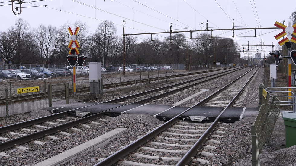 Skribenten tycker att tåg- och bussövergångar borde placeras säkrare. Bilden från Örebro där tre personer miste livet.