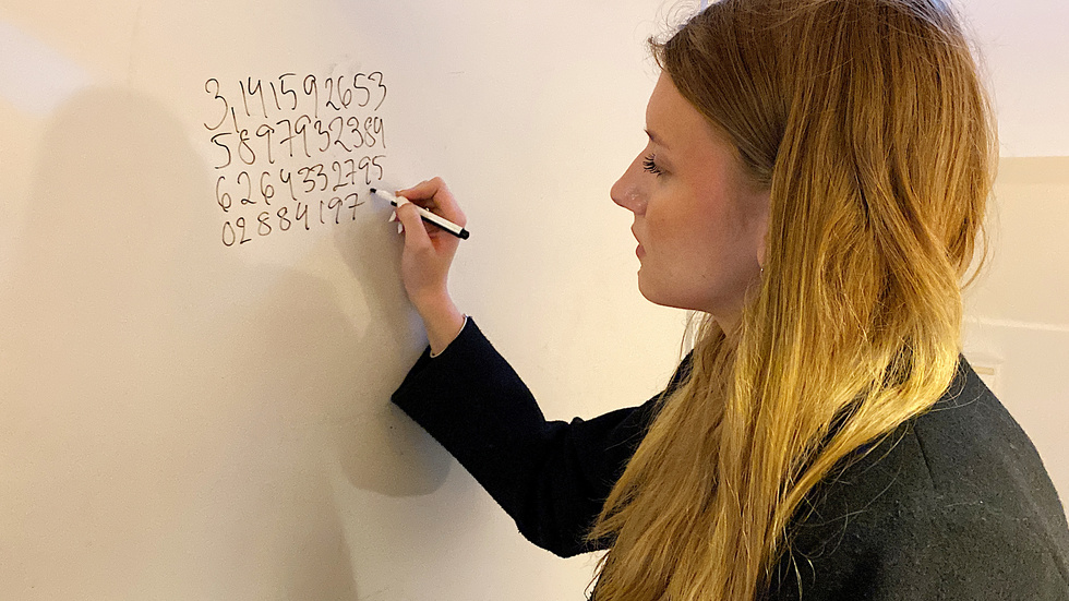 Stella Ahlgren rabblar en ramsa när hon skriver upp de första 50 decimalerna efter Pi, eller 3,14.
