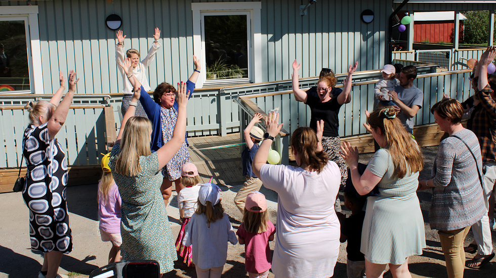 Elisabeth Löfkvist (C) drog igång en glädjeraket under invigningen av Järnforsens förskola.