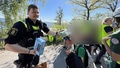 Polisen delade ut glass till barnen – efter bussolyckan
