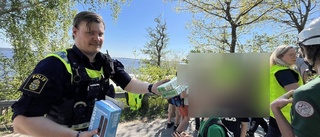 Polisen delade ut glass till barnen – efter bussolyckan