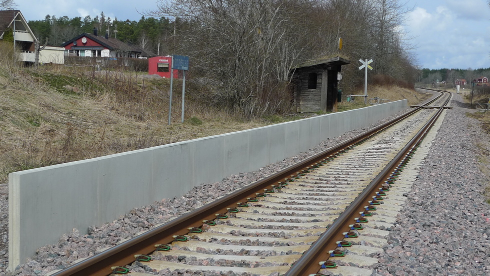 2015 byggde Trafikverket en helt ny och högre plattformskant anpassad till det nyrenoverade spåret, men avvaktar med ytskikt och vindskydd tills tågtrafiken återupptas. Sturefors är fortfarande en trafikplats, skriver debattören.