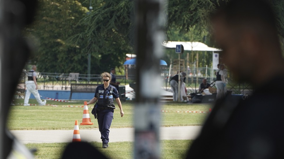 Polis på platsen för knivdådet i Annecy.