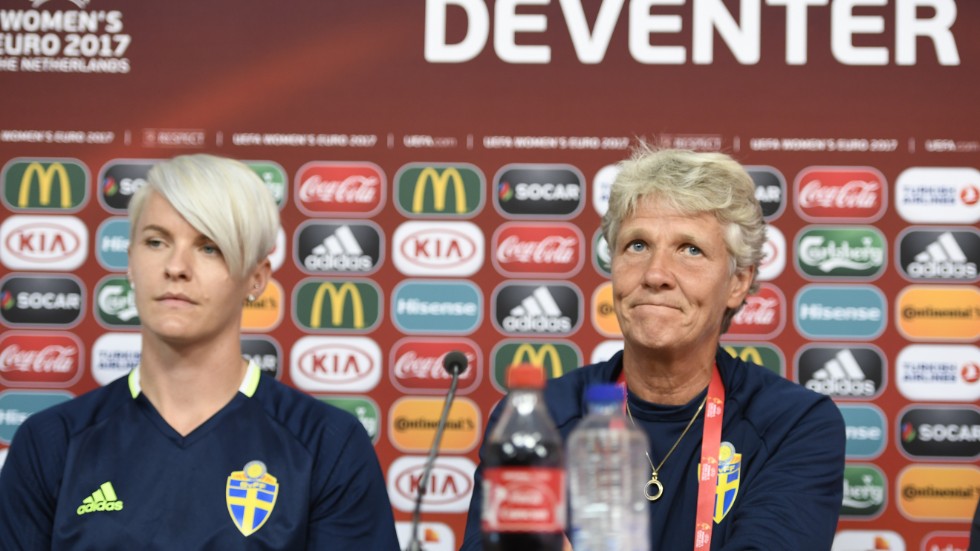 Nilla Fischer och Pia Sundhage under en presskonferens under fotbolls-EM i Nederländerna 2017. Arkivbild.