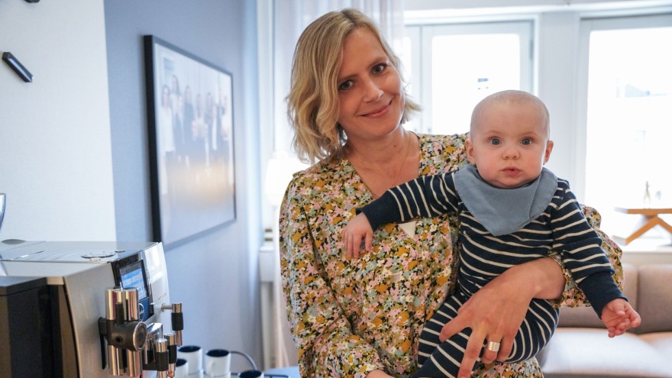 Ellen Källström är just nu föräldraledig med sonen Sixten, sju månader, men hälsar på kollegorna på Advokatbyrån Kaiding i Luleå. Efter sommaren är Ellen tillbaka i tjänst.