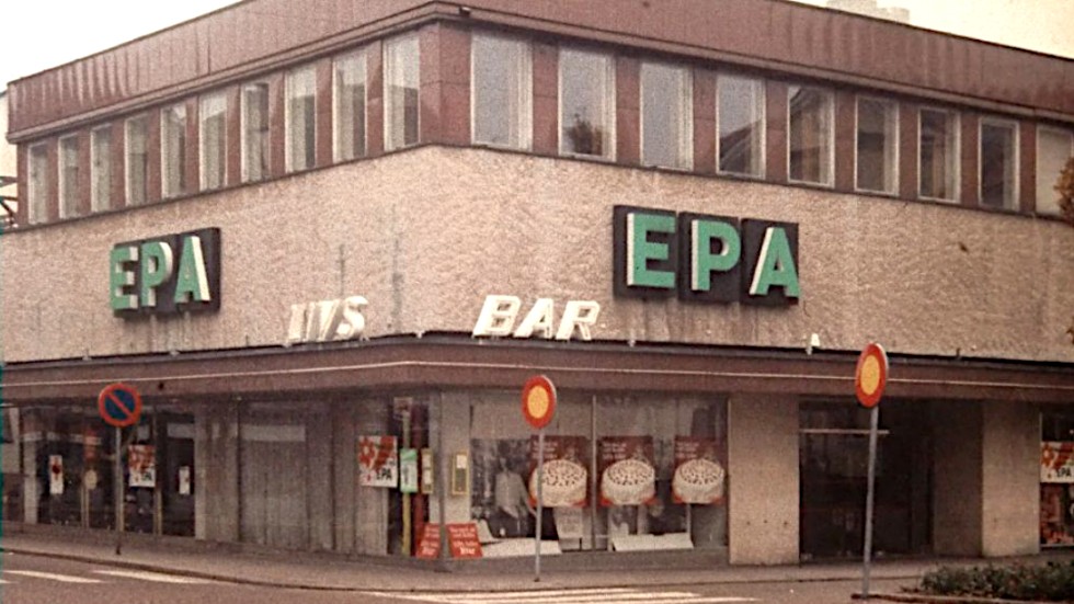 Från tidigt 1960-tal och ett par år in på 1970-talet låg Epa-baren vid torget i Vimmerby. Dit tog man sig genom en spiraltrappa från varuhusets foajé. Det var självservering och det fanns en uteservering på taket intill som kan anas längst till vänster på bilden. Epa-baren serverade både kaffe och maträtter. I dryckesväg var mellanöl det starkaste som gick att köpa. Rena kaféer, gatukök och pizzerior har vi inte tagit med i den här sammanställningen.