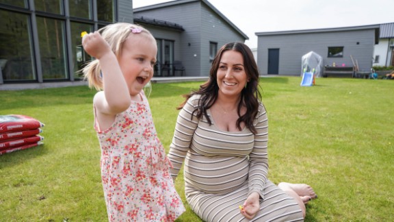 &rdquo;Jag har blivit b&auml;ttre p&aring; att prioritera och fokusera p&aring; en sak i taget sedan jag blev f&ouml;r&auml;lder. Det funkar v&auml;ldigt bra nu. Man kan inte ge allt p&aring; alla st&auml;llen samtidigt hela tiden, utan beh&ouml;ver st&auml;lla krav, acceptera good enough ibland, men ocks&aring; att hj&auml;lpa andra att prioritera&rdquo;, s&auml;ger Nadja Nilsson.