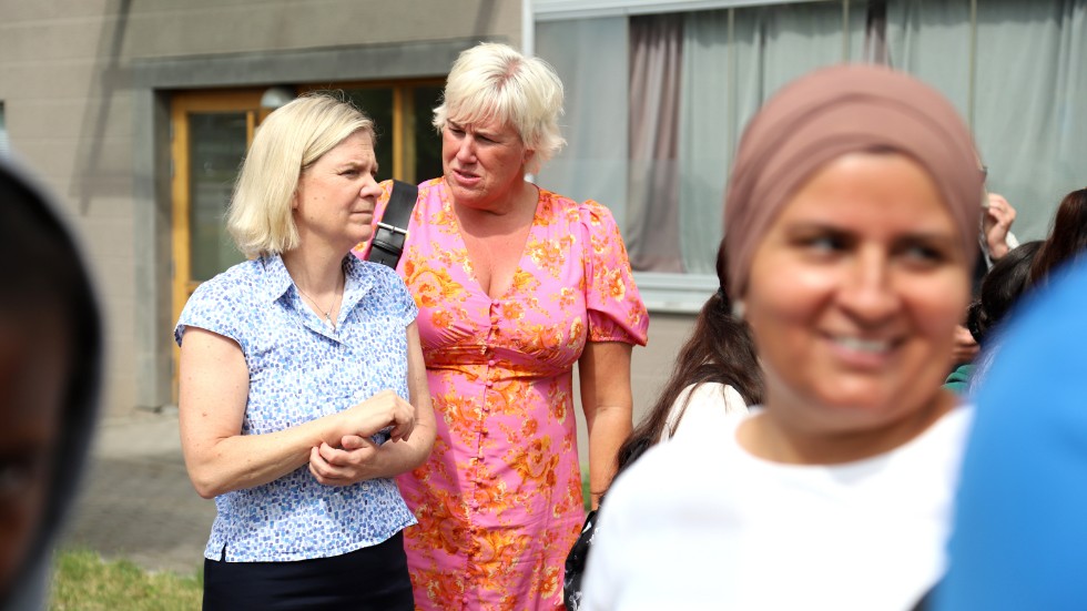 Ostlänken kan försenas ännu mer. Det oroar kommunstyrelsens ordförande Kristina Edlund (S) som här syns tillsammans med Socialdemokraternas partiledare Magdalena Andersson.