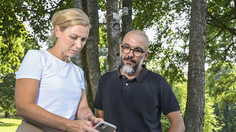 Lotten Wiréhn från Linköpings universitet och Jorge Amorim från SMHI laddar ner data från sensorn som sitter i trädet bakom dem. Resultaten blir en del i ett projekt som ska anpassa svenska städer till värmeböljor.