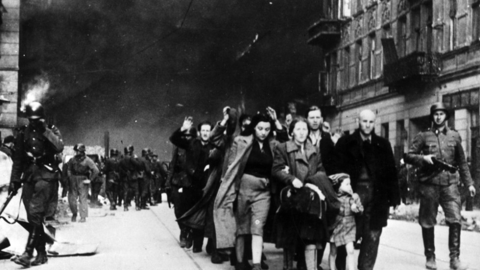 April 1943. Det judiska gettot i Warszawa töms av nazisterna under andra världskriget. 