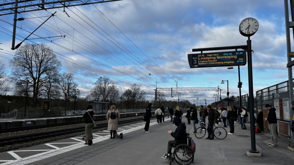 Jag hinner skymta raden av förvånade resenärer som förmodligen undrar vad som händer med deras tåg och varför det inte kommer och hämtar dem, skriver Bo Axestam. Bilden från ett annat tillfälle.