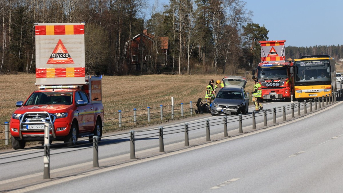 Bil Körde In I Räcket På Väg 288 Måste Bärgas Från Platsen 