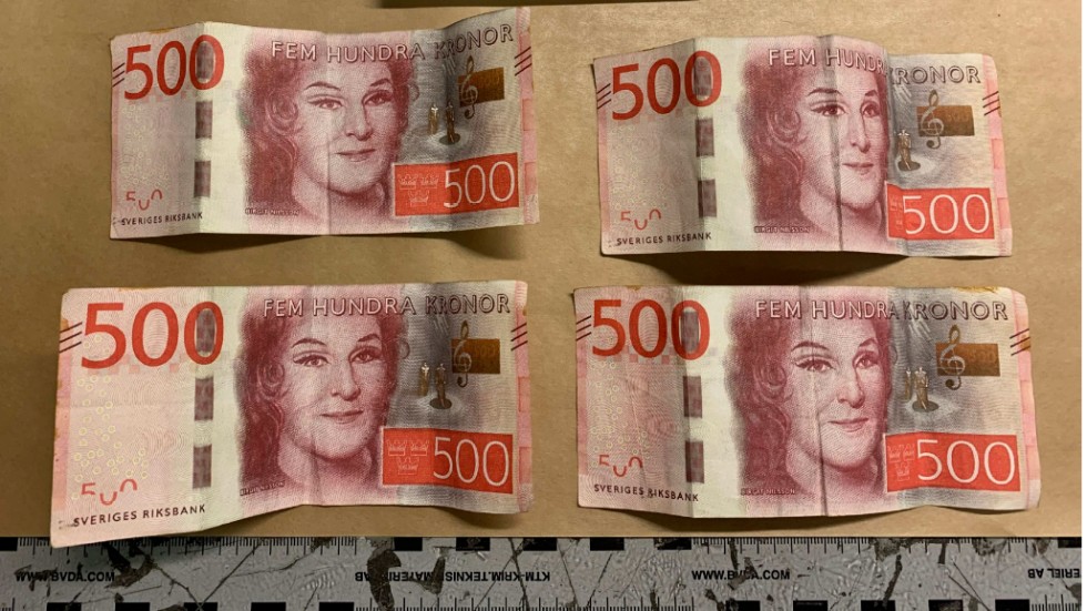 Här är de fyra falska sedlarna som polisen tog hand om.