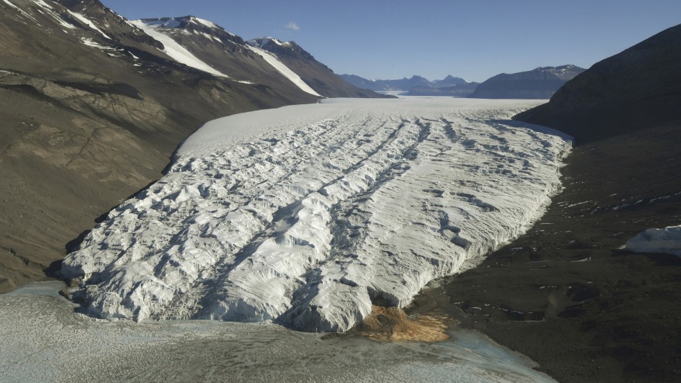 Taylorglaciären i Antarktis. Isen i Antarktis har tenderat att smälta mycket snabbare de senaste tio åren.