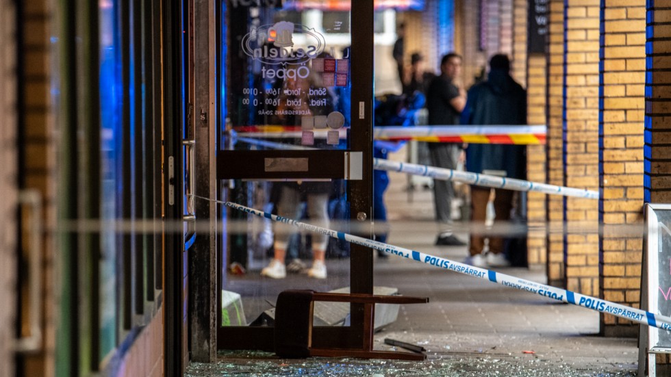 Rutor krossades och restaurangen fylldes med rök efter explosionen på en krog på Andra långgatan.